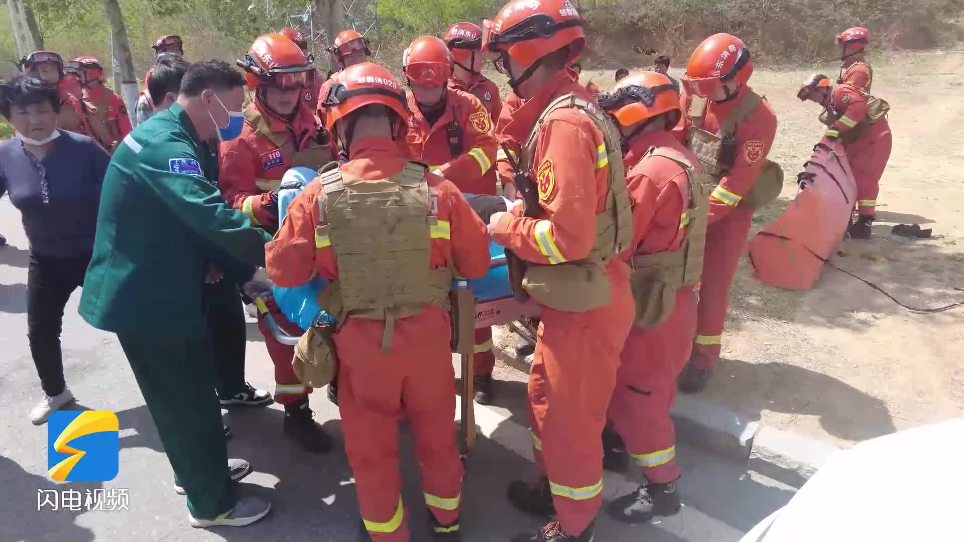 邹平：老人山中突发心脏病 消防肩扛手抬护送下山