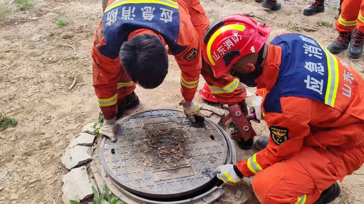 滨州：山羊掉进排污管道 消防下井五分钟救出