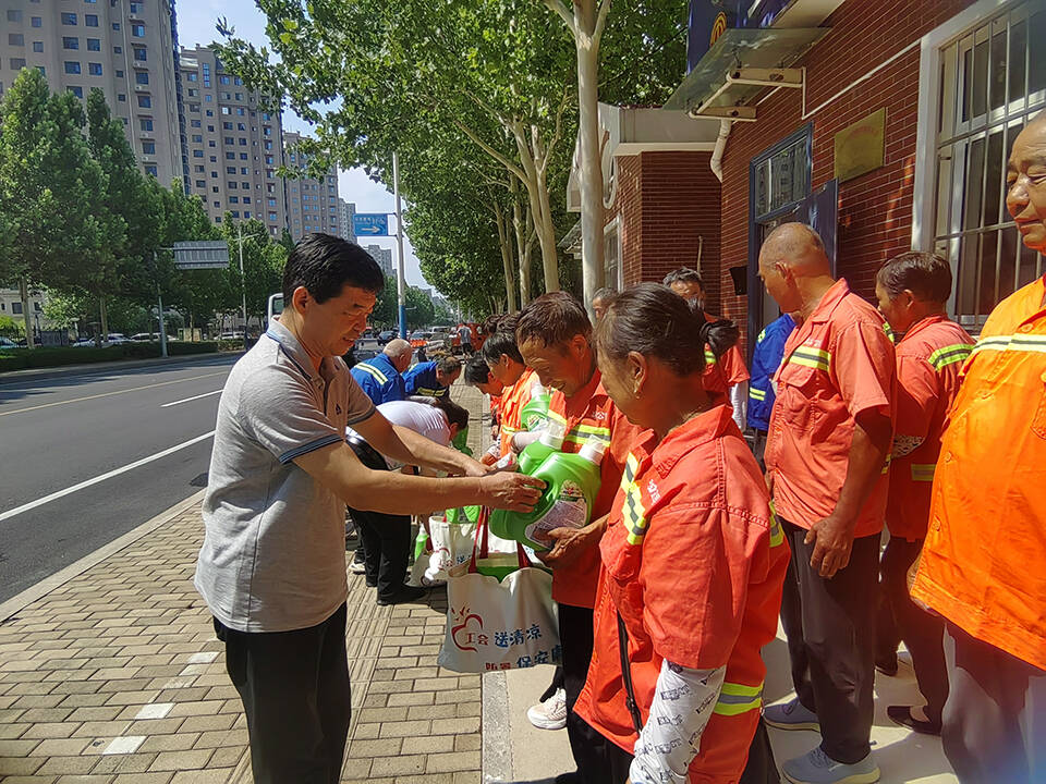 工会送清凉 防暑保安康！滨州市总工会为一线环卫工送清凉