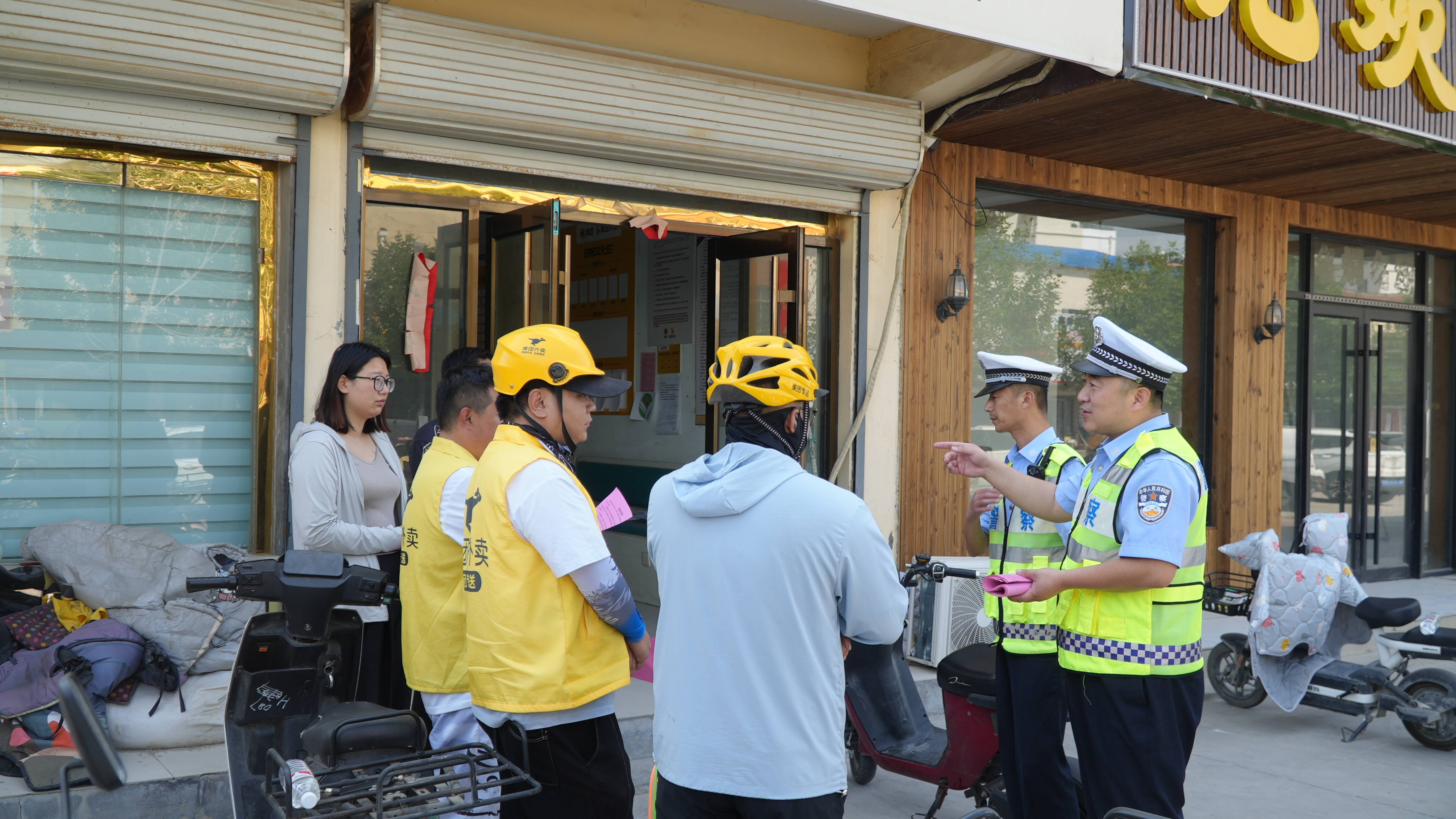 阳信交警为“小哥”送“安全快递”