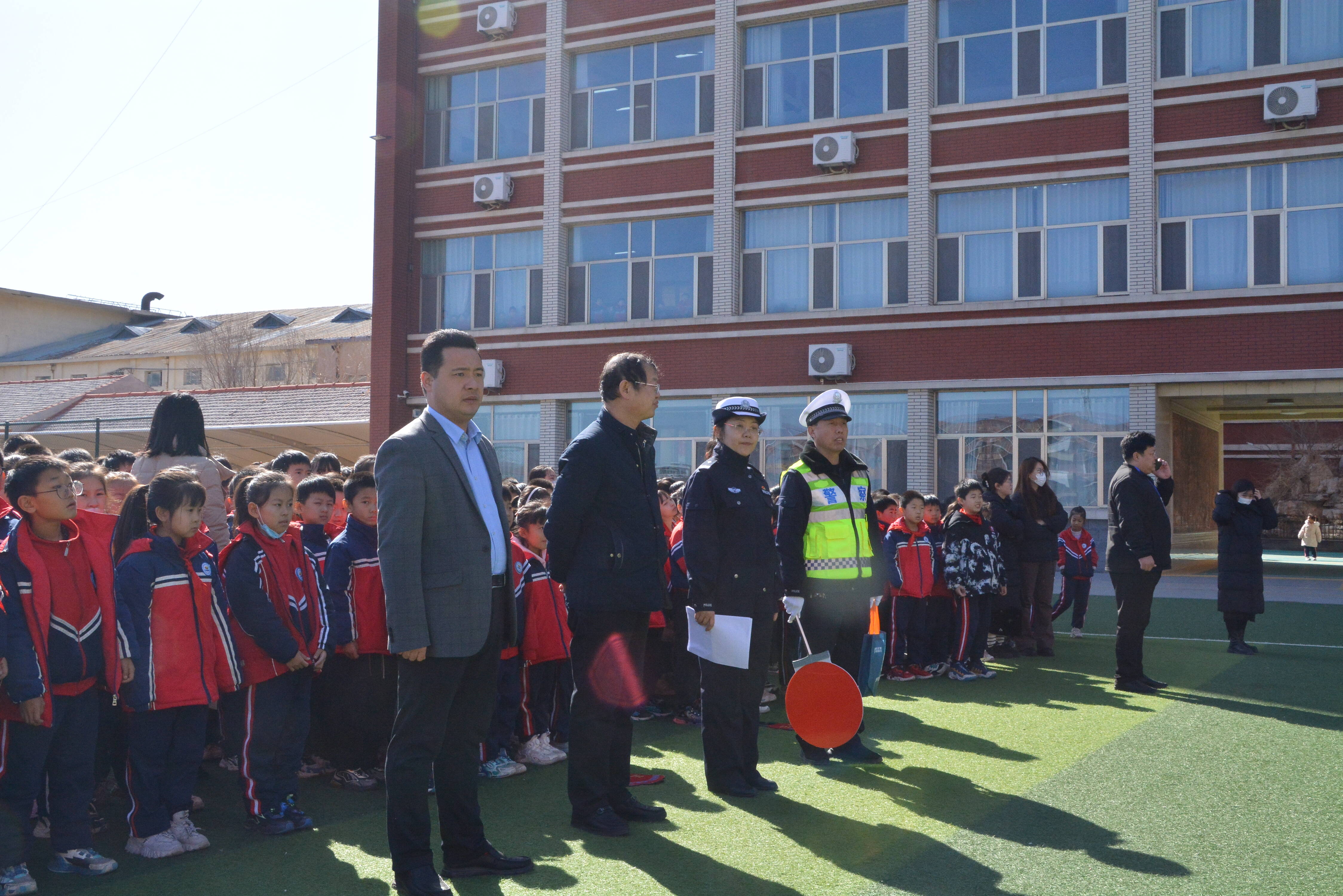 阳信交警走进学校开展“知危险 会避险”交通安全宣传活动