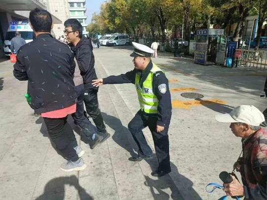 滨州经开交警紧急护送手指受伤群众就医