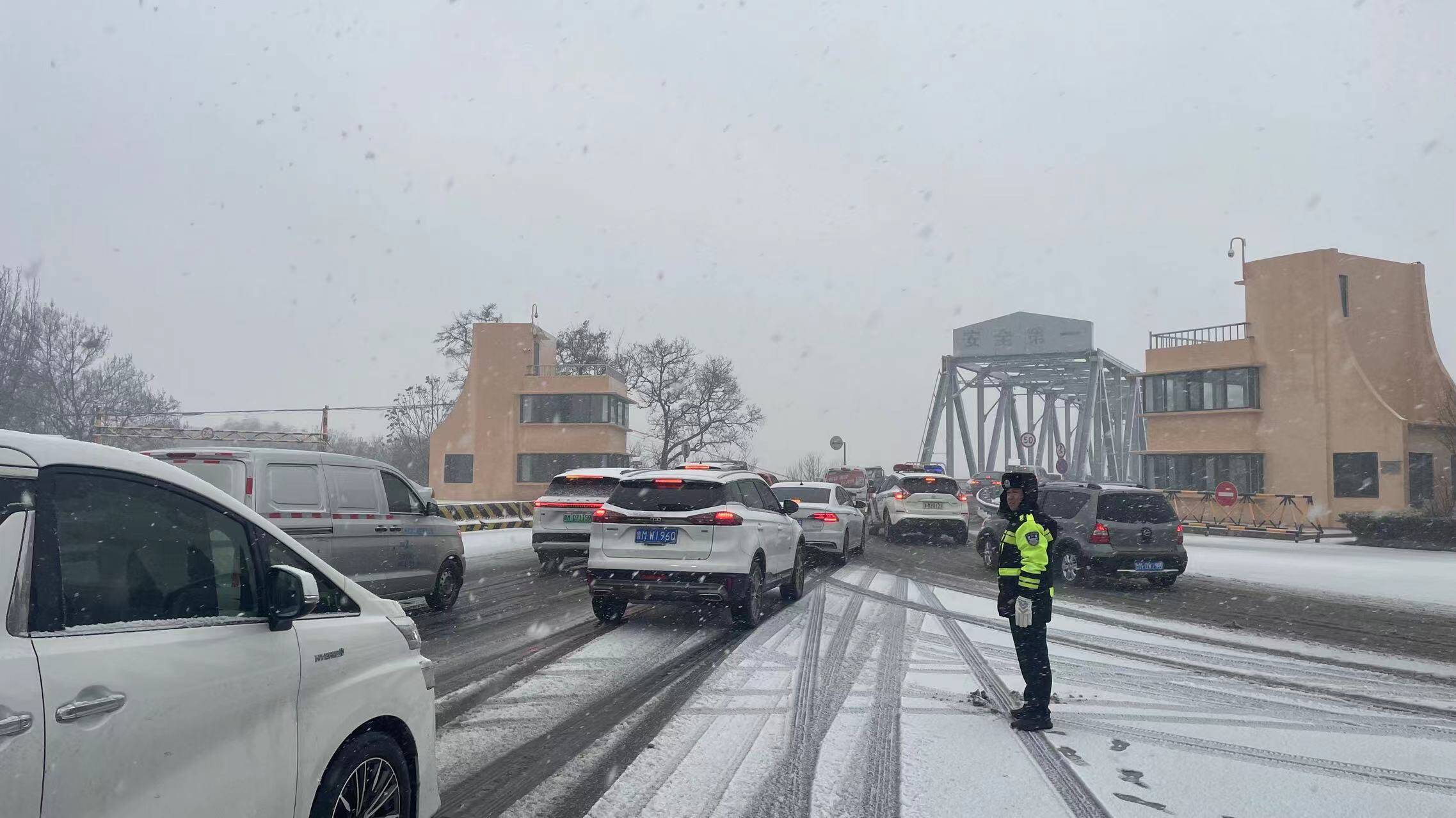 滨州高新交警积极应对雨雪天气 全力以赴疏堵保畅