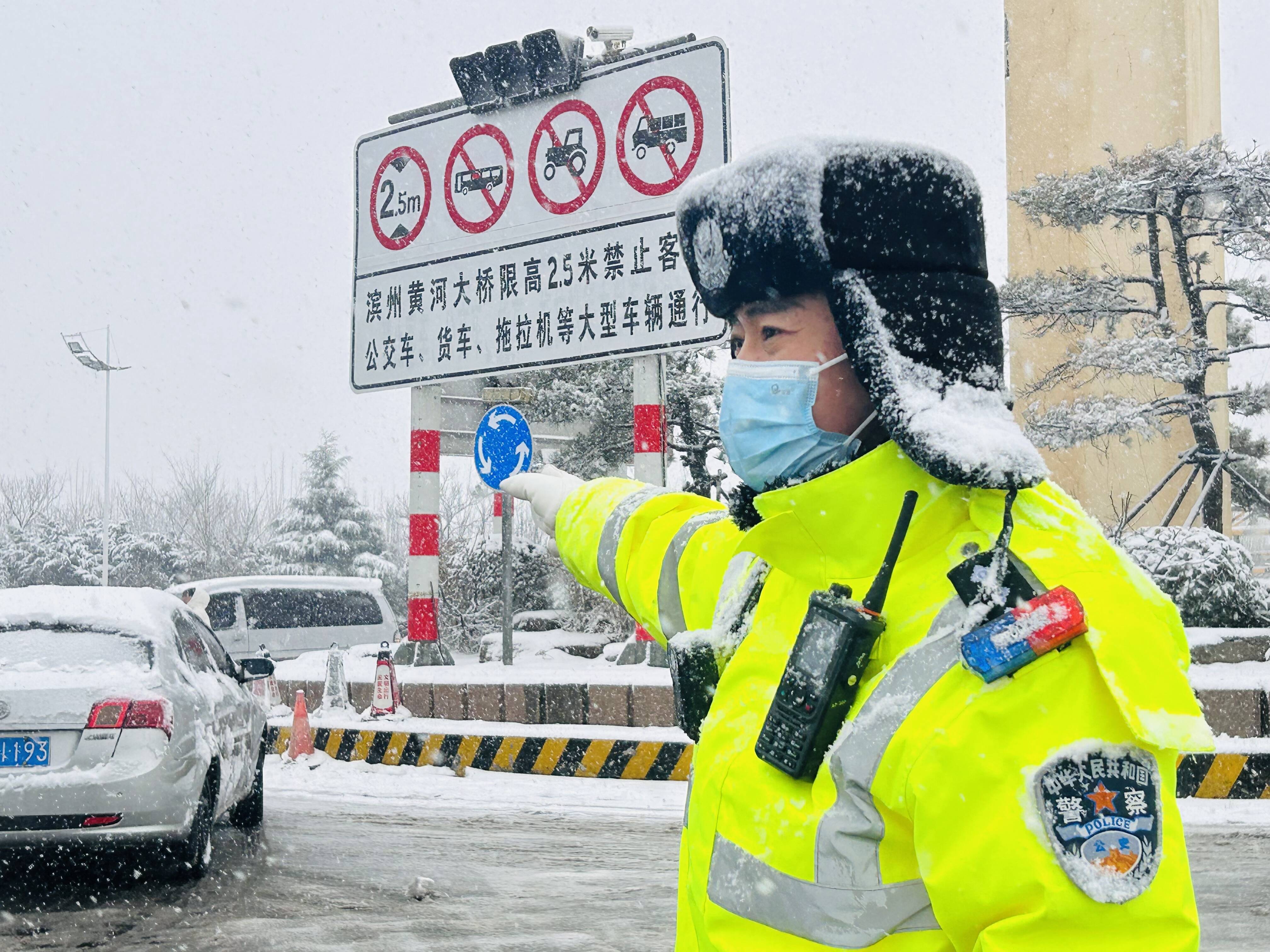 坚守！记录暴雪下的他们