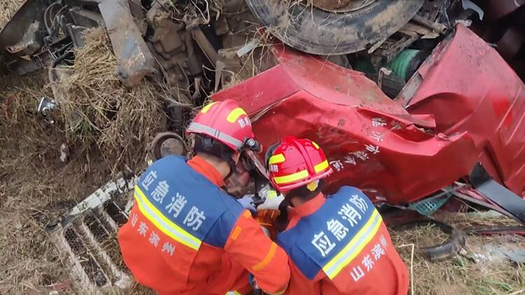 高速一半挂车“冲”进排水沟车身倒扣 滨州消防紧急救援