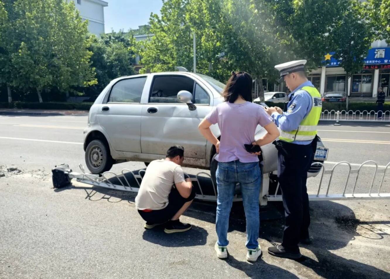 驾驶无牌电动四轮车上路酿事故：“第一次开就撞上护栏”