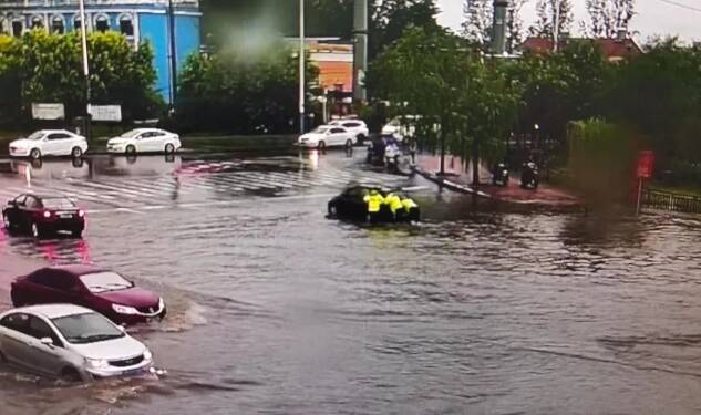 滨州交警雨中执勤保畅通