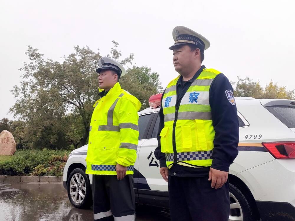 雨天“守路人” 阳信交警“雨”您同行