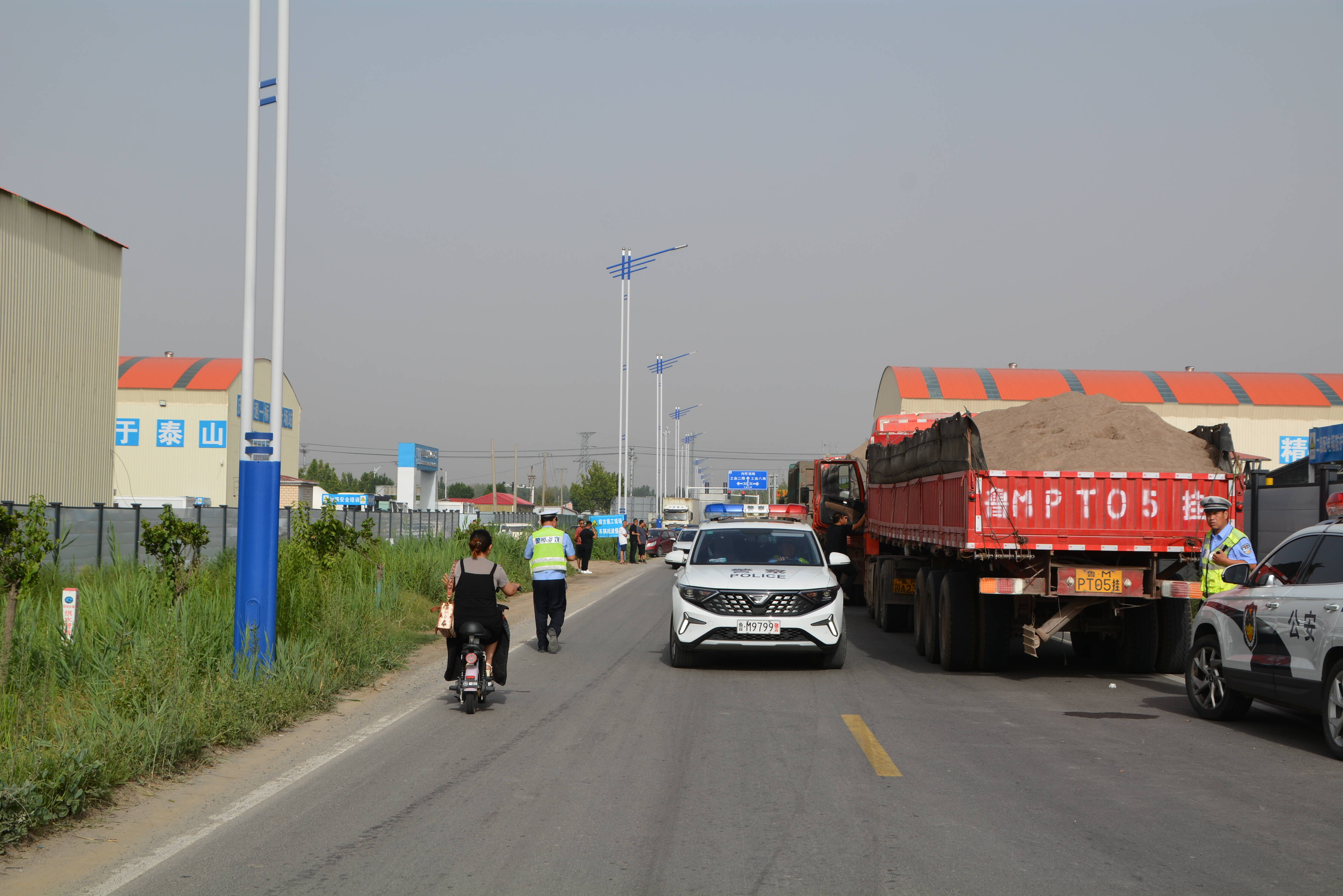 阳信交警查扣14辆超载大货车