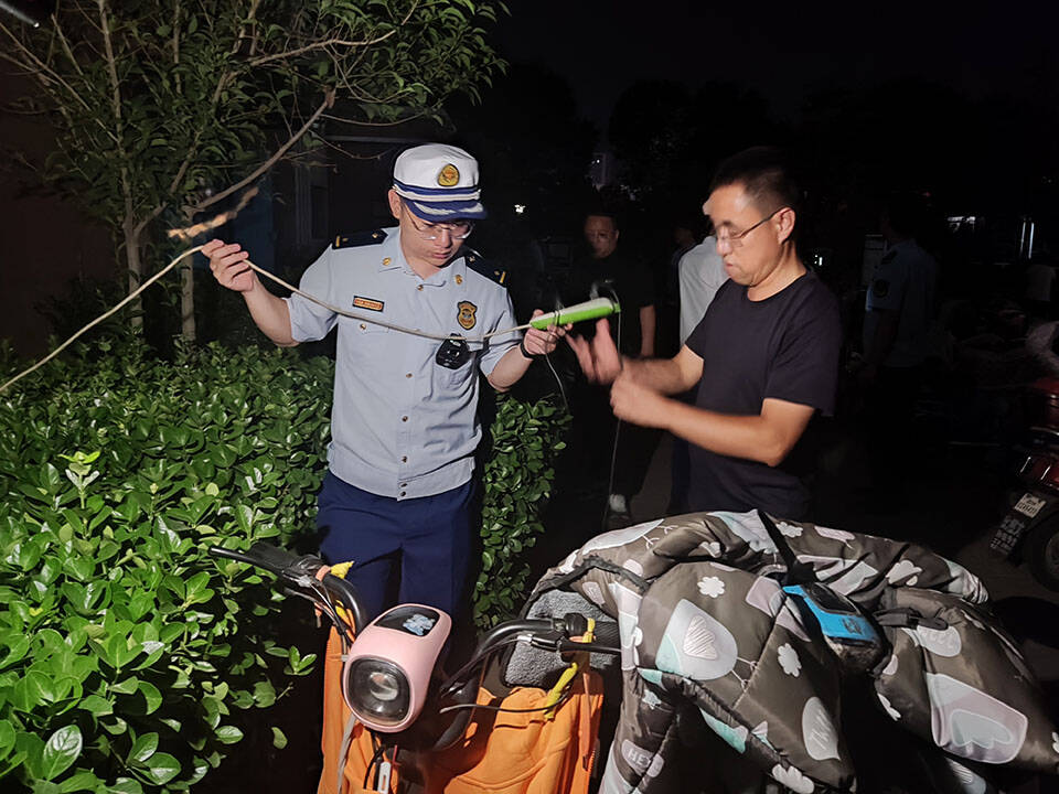 邹平消防联合多部门夜查电动自行车安全隐患